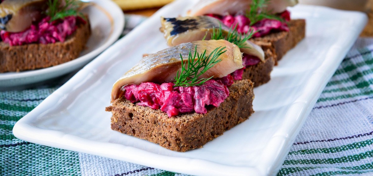 Брускети по-українськи: рецепт смачних бутербродів з буряком та оселедцем - today.ua