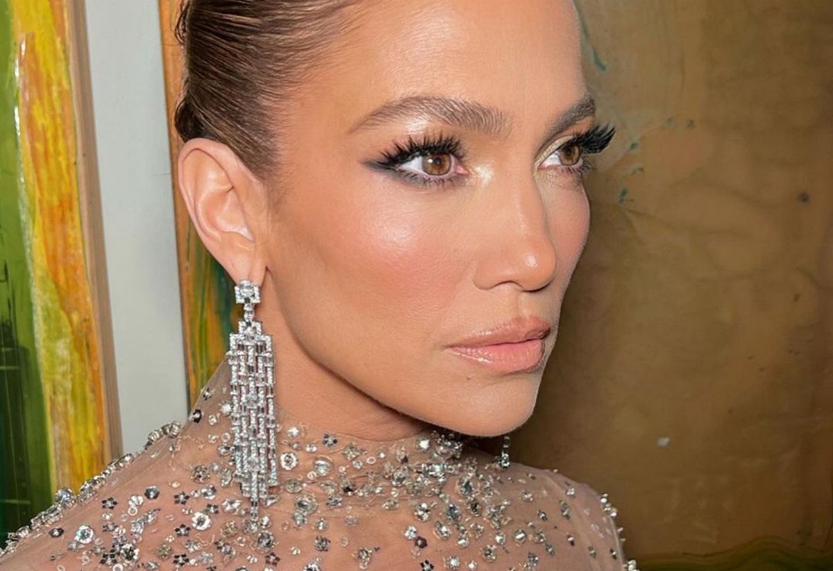 Вот это подарочек: Дженнифер Лопес в прозрачном платье с бантом украсила ковровую дорожку - today.ua