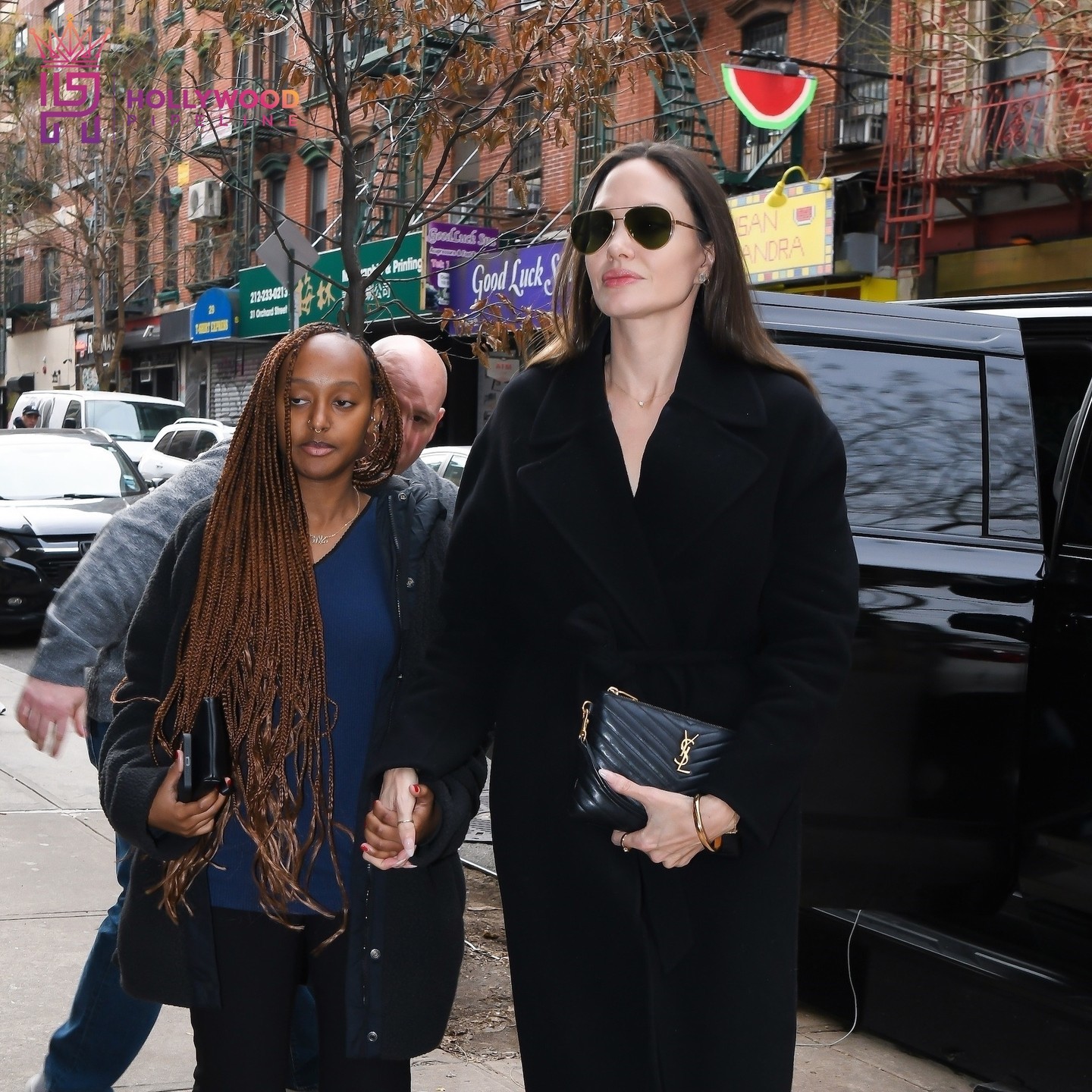 Анджеліна Джолі показала, як стильно носити чорне пальто-халат і не виглядати нудно