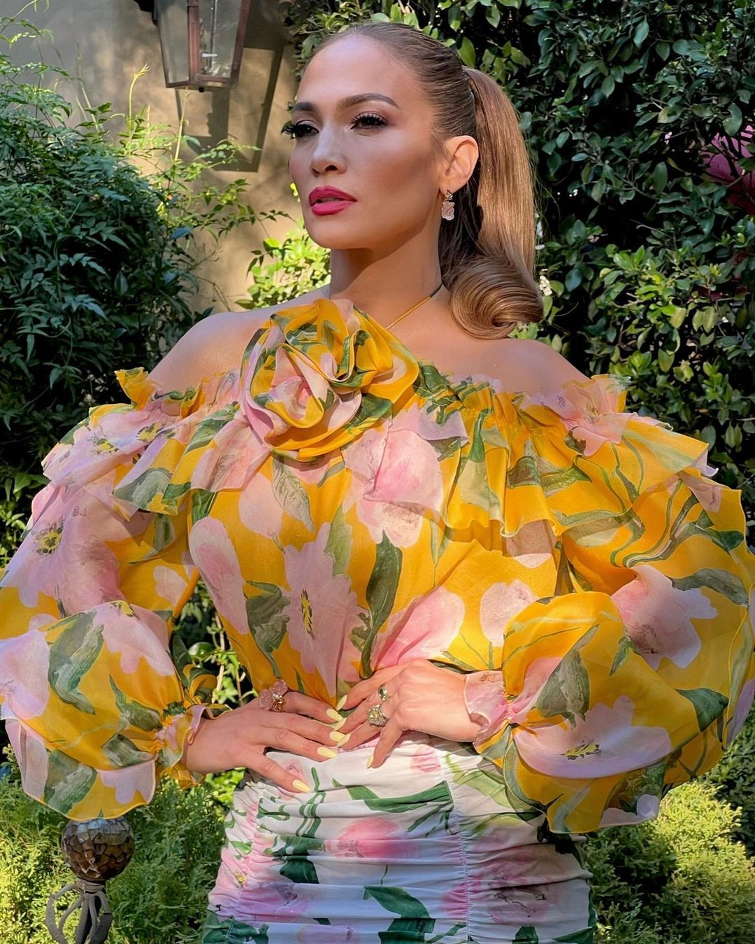 Королева-весна: Дженніфер Лопес у квітковому комплекті показала яскраве вбрання в італійському стилі