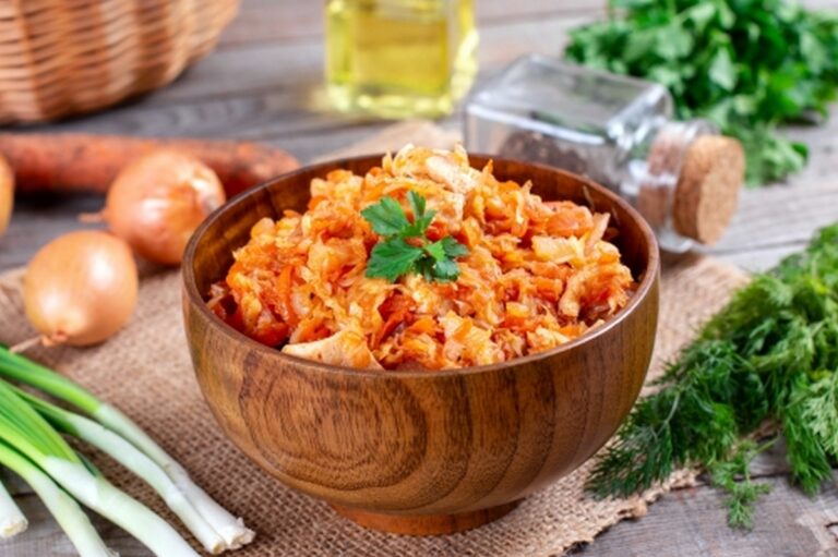 Найпопулярніша страва на Старий Новий рік: рецепт тушкованої капусти з м'ясом - today.ua