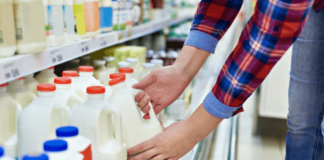 Українські супермаркети змінили ціни на молоко, сири та вершкове масло: де продукти коштують дешевше - today.ua