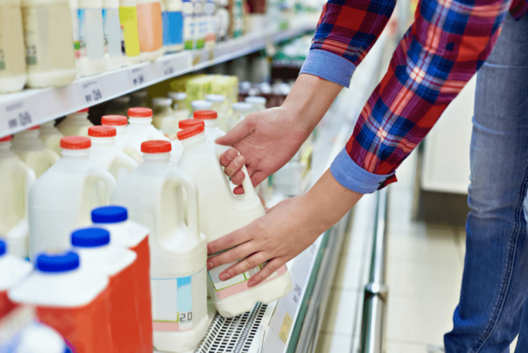 Українські супермаркети змінили ціни на молоко, сири та вершкове масло: де продукти коштують дешевше - today.ua