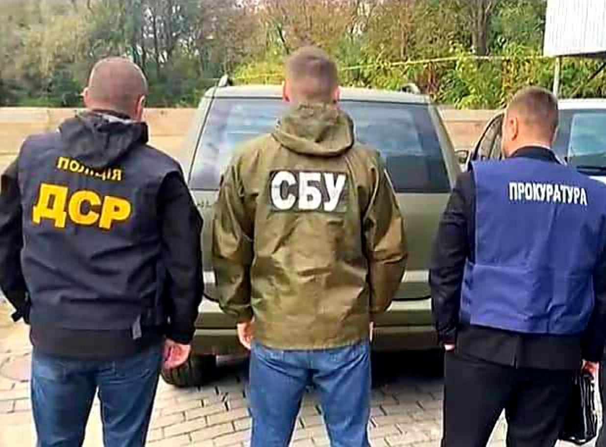 Буковинского адвоката уличили в продаже "гуманитарных" автомобилей