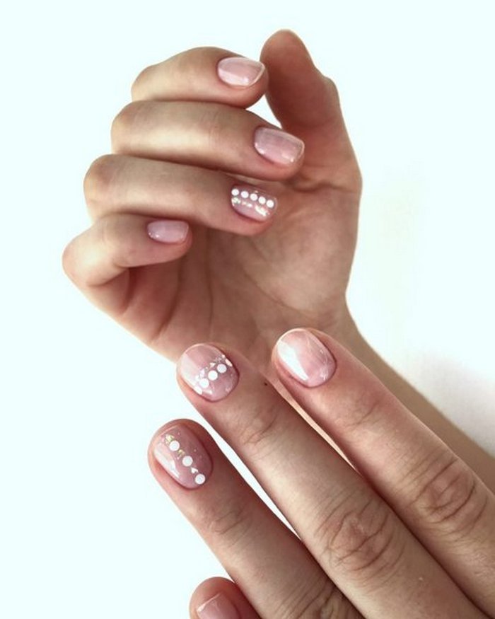Четыре трендовых дизайна маникюра, который незаметно отрастает - today.ua
