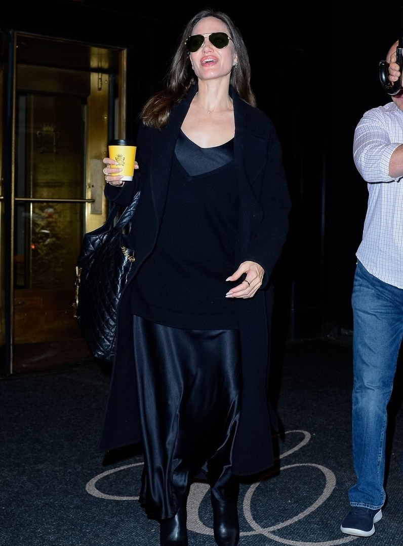 Анджелина Джоли показала, как стильно носить длинное бельевое платье зимой: выглядит как королева