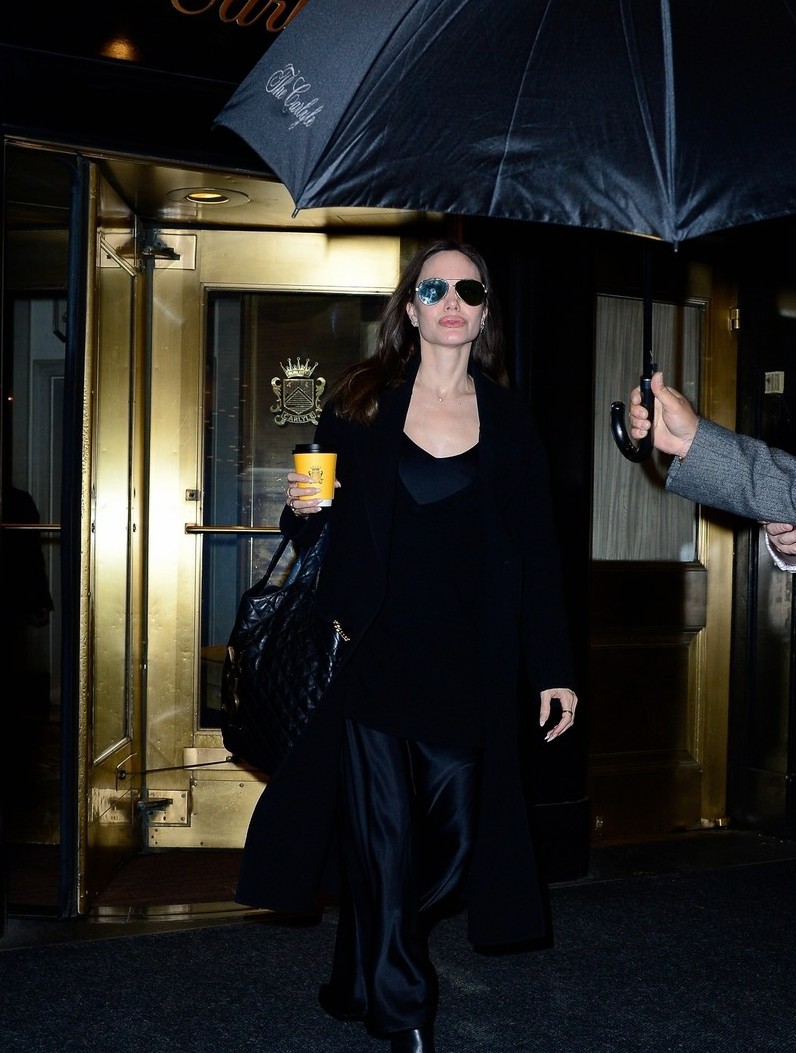 Анджелина Джоли показала, как стильно носить длинное бельевое платье зимой: выглядит как королева
