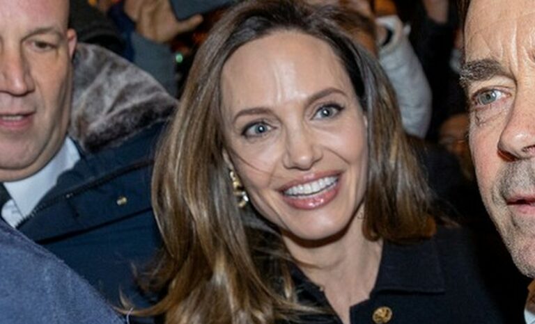 Анджелина Джоли засветилась в Париже в пальто, которое должно быть у каждой женщины после 45 - today.ua