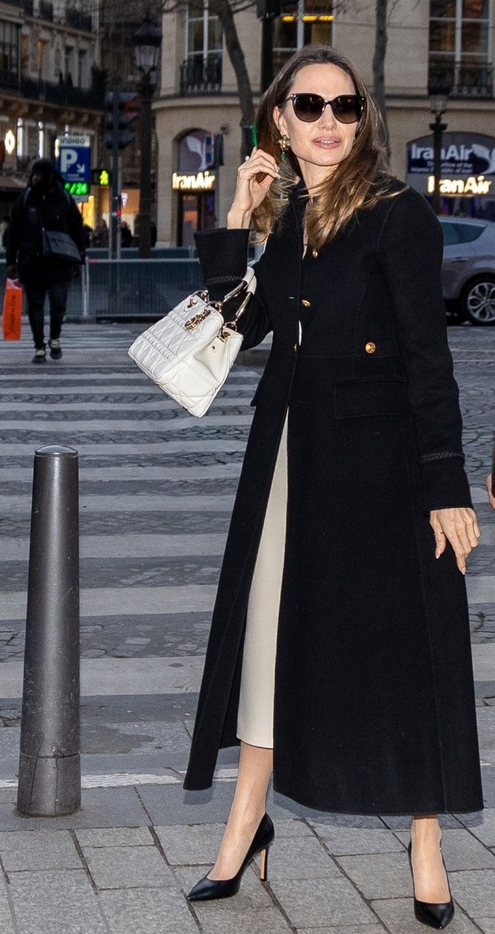 Анджелина Джоли засветилась в Париже в пальто, которое должно быть у каждой женщины после 45
