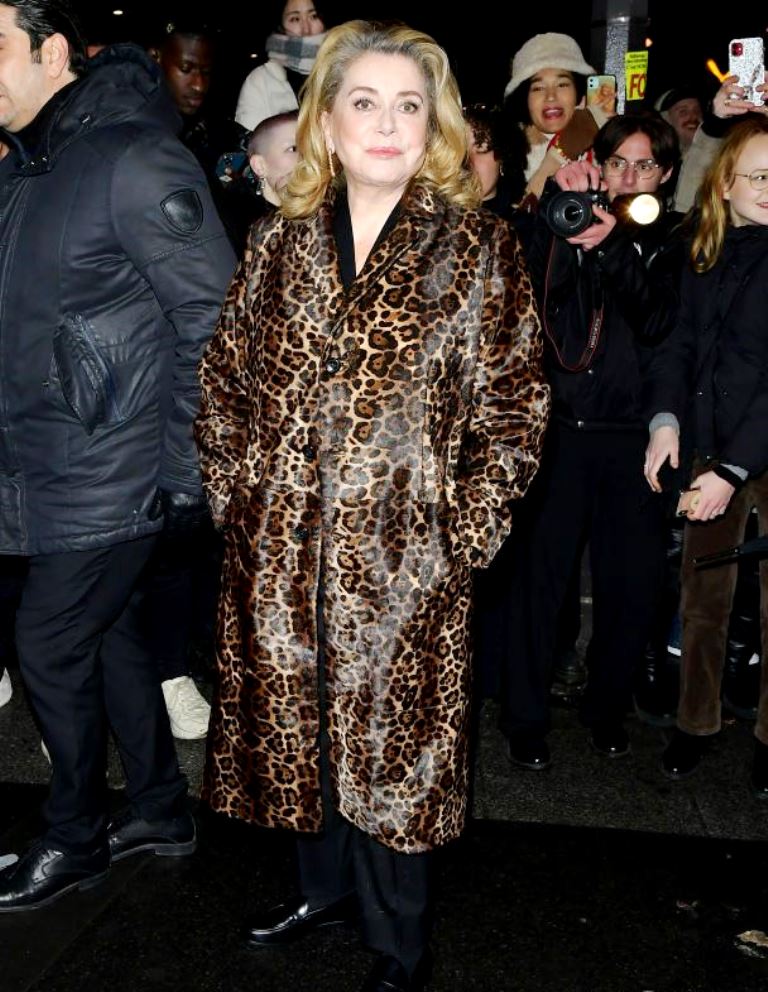 В леопардовом пальто и мужских туфлях: 79-летняя Катрин Денев произвела фурор на Неделе моды в Париже