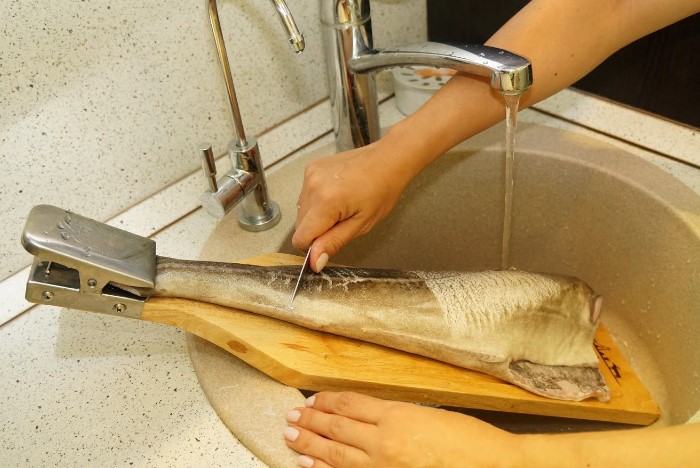 Чтобы не летела чешуя: три способа легко и быстро почистить рыбу