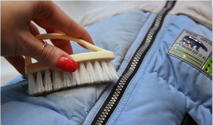 Як відмити пляму на пуховику без прання: допоможуть 3 дешеві домашні засоби