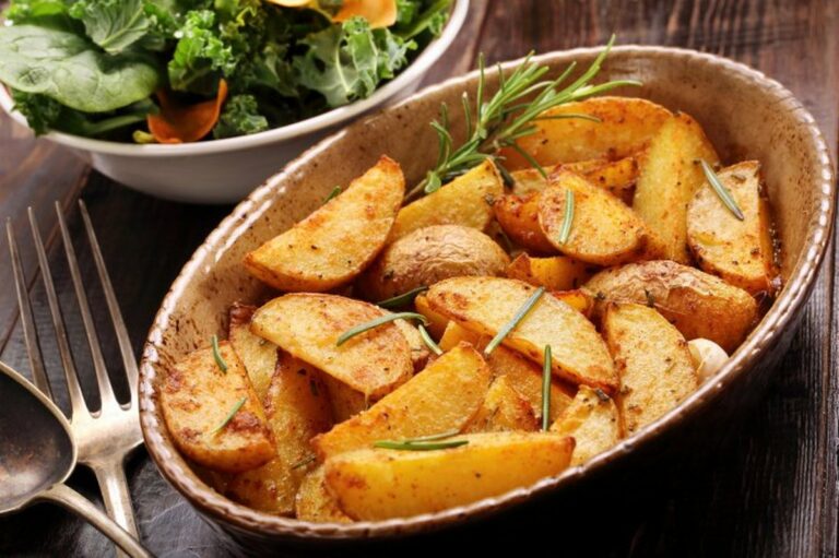 Найсмачніша і нежирна картопля по-селянськи з апетитною скоринкою в духовці за 25 хвилин - today.ua