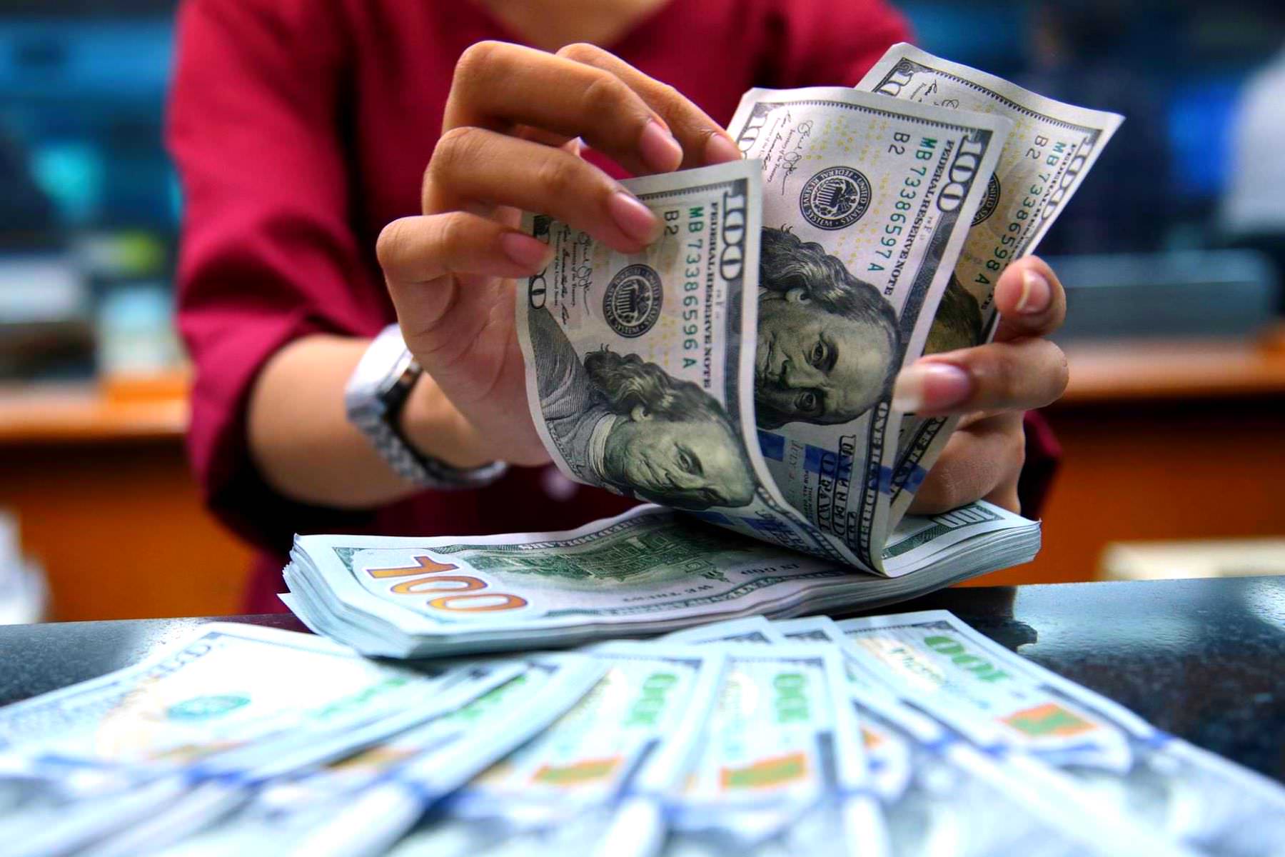 В Украине обновили курс доллара в новом году: на сколько подорожала валюта 2 января