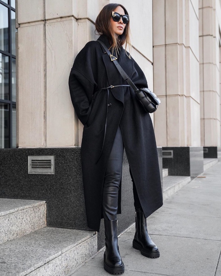 Анджелина Джоли показала, как стильно носить черное пальто-халат и не выглядеть скучно