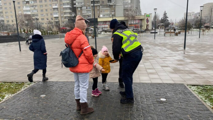 1с введите дополнительную строку по которой вы будете отличать этого человека