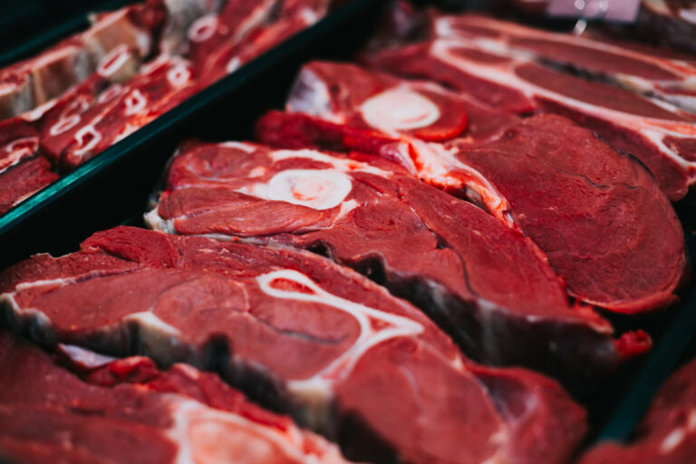 Українці почали їсти менше м'яса: як змінилися ціни на продукт у супермаркетах - today.ua