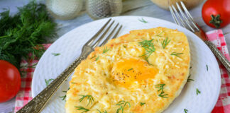 Как приготовить хачапури с творогом и яйцом на сковороде: простой рецепт сытного блюда на завтрак - today.ua