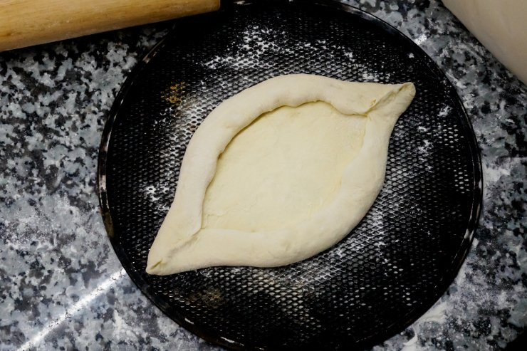 Як приготувати хачапурі з сиром та яйцем на сковороді: простий рецепт ситної страви на сніданок