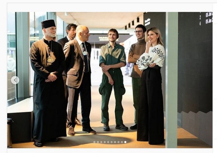 Широкі штани зі стрілками та трендові сережки: Олена Зеленська показала, з чим стильно носити українську вишиванку