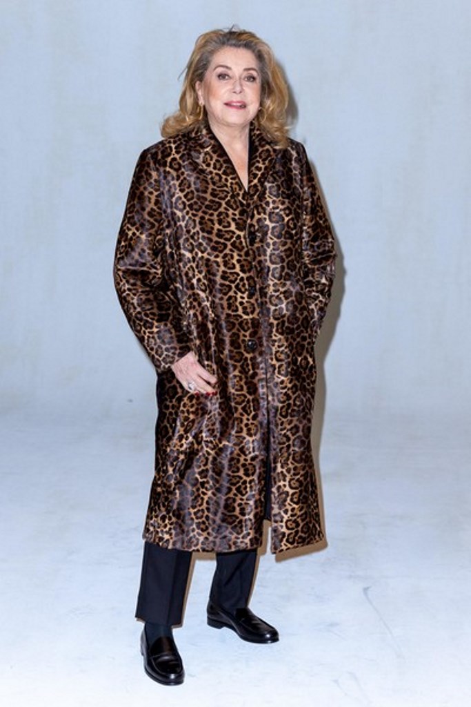 В леопардовом пальто и мужских туфлях: 79-летняя Катрин Денев произвела фурор на Неделе моды в Париже