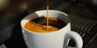 Какие три ингредиента добавить в кофе, чтобы он не горчил и раскрыл свой вкус - today.ua