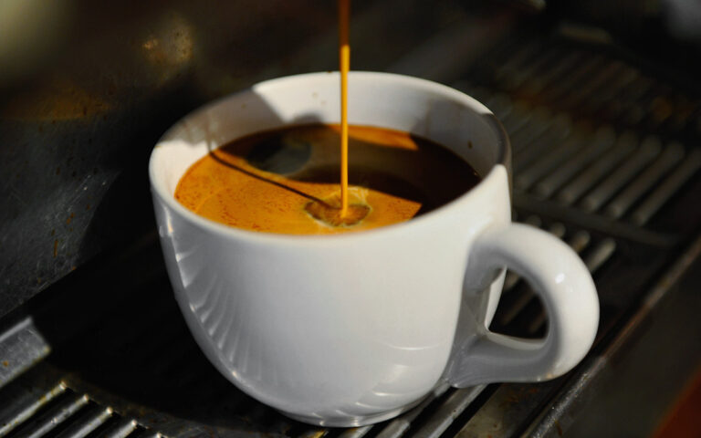 Які три інгредієнти додати до кави, щоб вона не гірчила і розкрила свій смак - today.ua