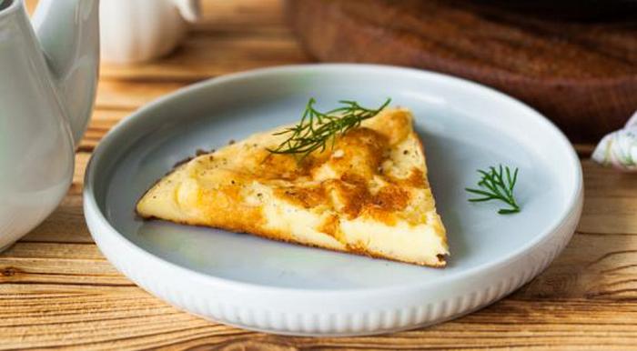 Омлет із сиру: рецепт ситної білкової страви на сніданок