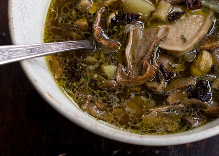 Чтобы не чернели грибы в супе: что добавить в воду во время варки