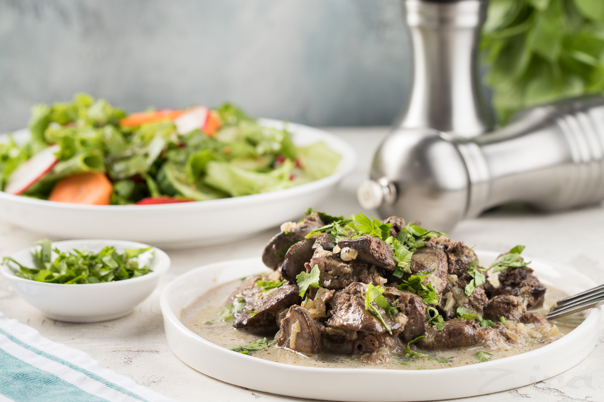 Печень в нежном соусе: вкусное и быстрое блюдо, доступное почти каждому кошельку
