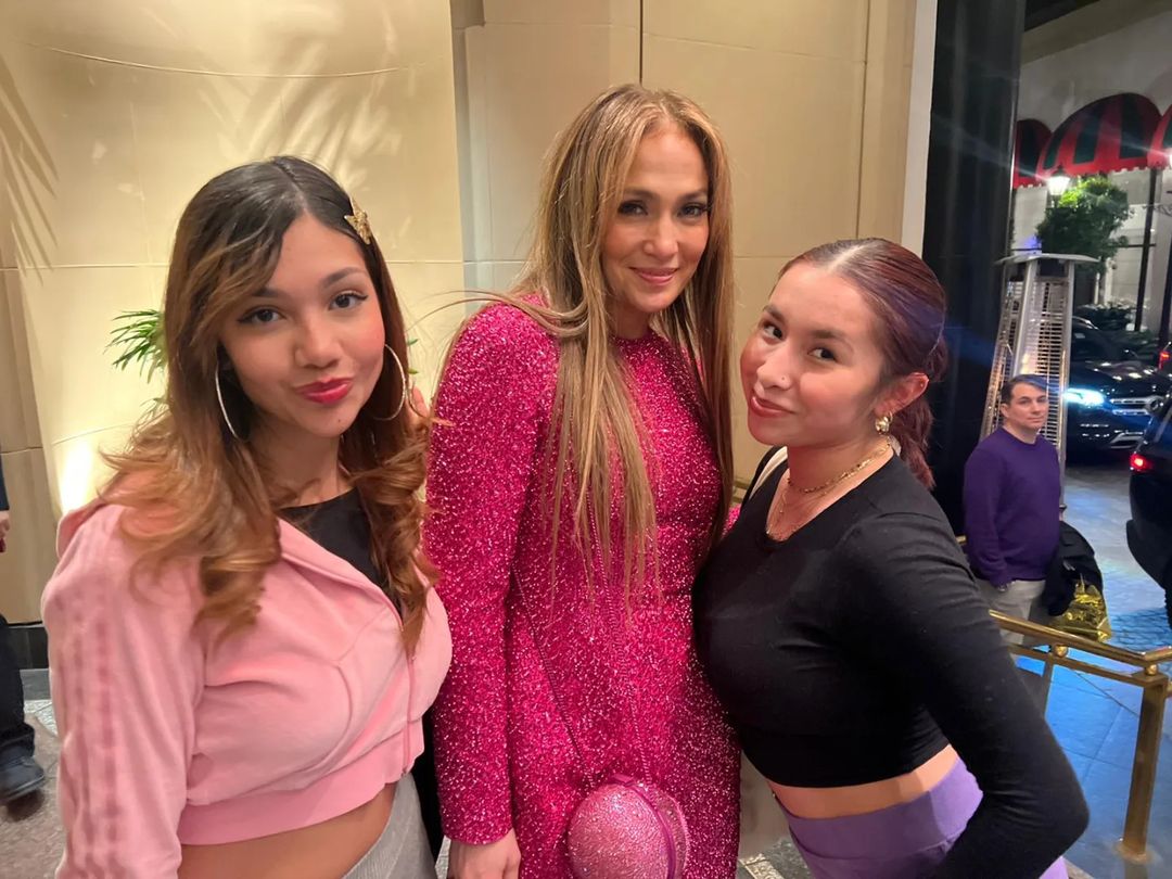 Идеальный цвет для женщин за 50: Дженнифер Лопес вышла в свет в эффектном наряде - today.ua