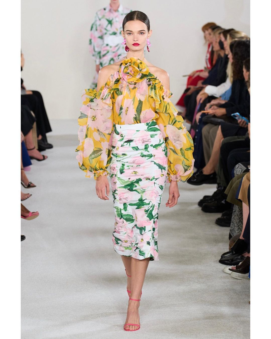 Королева-весна: Дженніфер Лопес у квітковому комплекті показала яскраве вбрання в італійському стилі - today.ua