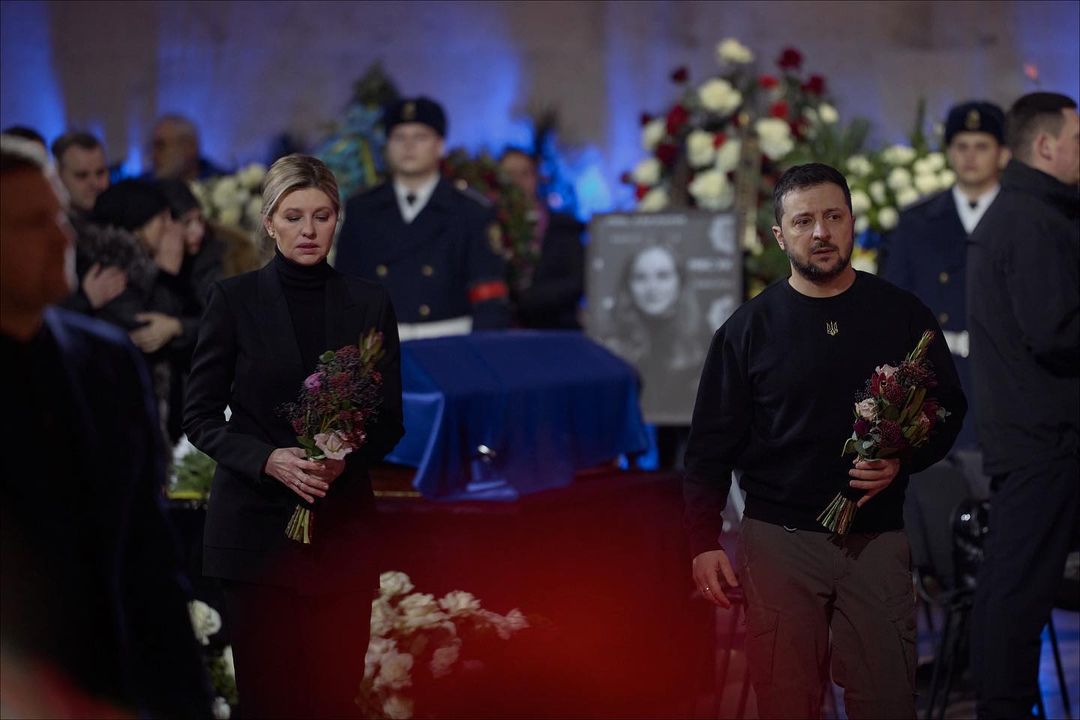 Зачіска-ракушка та тотал-блек вбрання: Олена Зеленська показала новий елегантний образ - today.ua