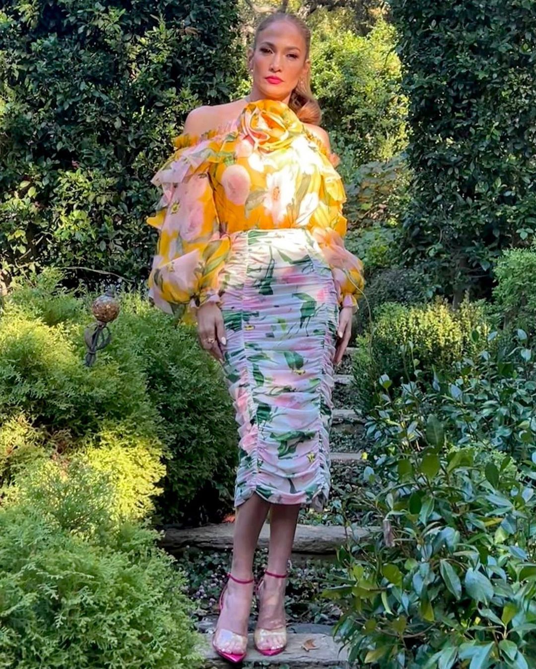 Королева-весна: Дженніфер Лопес у квітковому комплекті показала яскраве вбрання в італійському стилі - today.ua