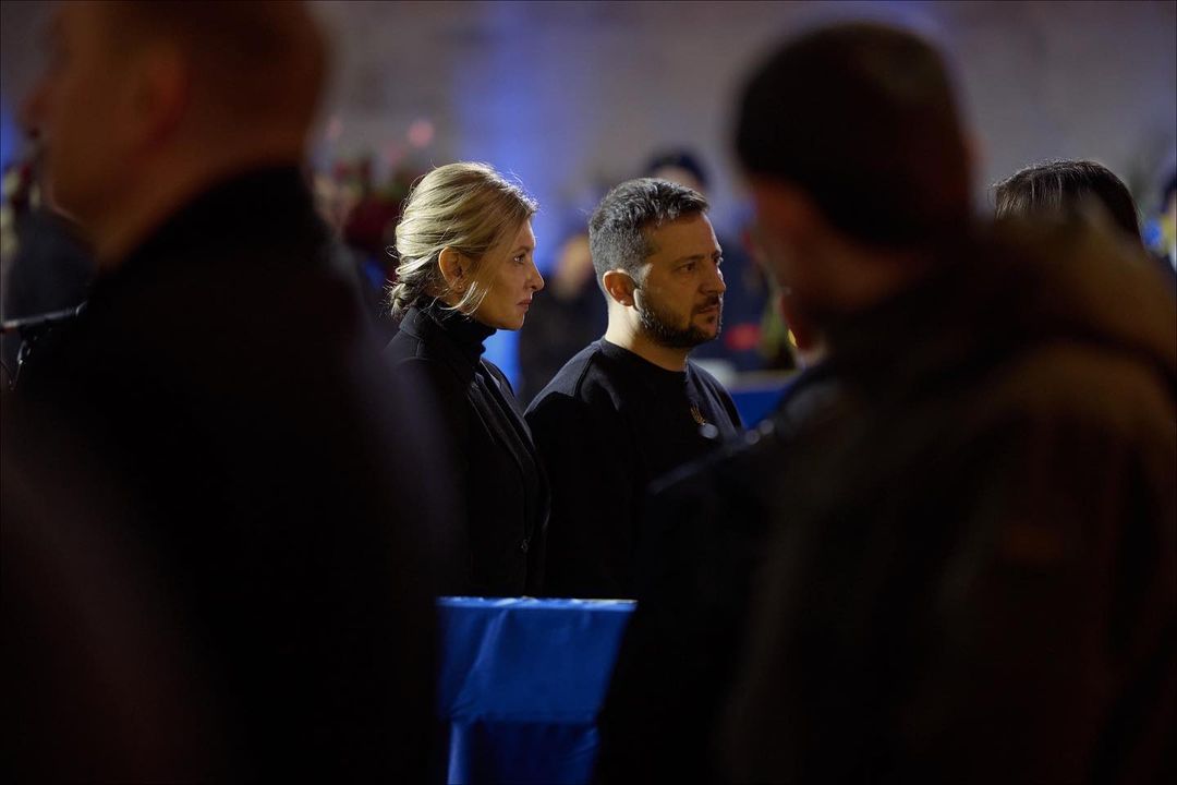 Зачіска-ракушка та тотал-блек вбрання: Олена Зеленська показала новий елегантний образ - today.ua