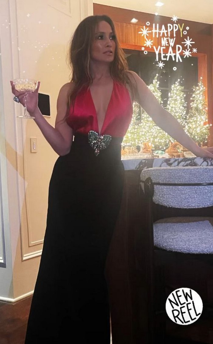 У сукні з декольте до пупка: Дженніфер Лопес показала своє вбрання на Новий рік