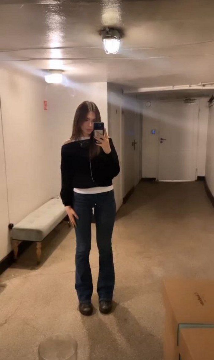 Дочь Елены Кравец в джинсах клеш показала трендовый образ в стиле 00-х