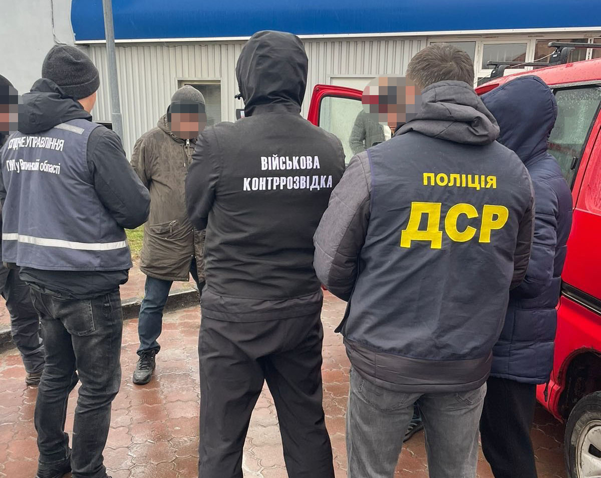 Двоє жителів Волині продавали "гуманітарні" автомобілі