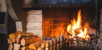 Как правильно разложить дрова в печи, чтобы они дольше и лучше горели - today.ua