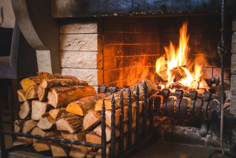 Как правильно разложить дрова в печи, чтобы они дольше и лучше горели - today.ua