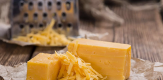 Как отличить поддельный твердый сыр от натурального продукта: два простых способа - today.ua