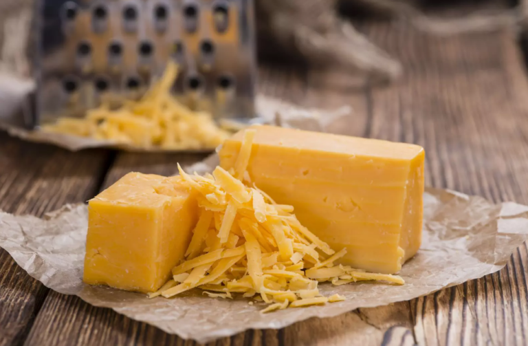 Як відрізнити підроблений твердий сир від натурального продукту: два простих способи - today.ua