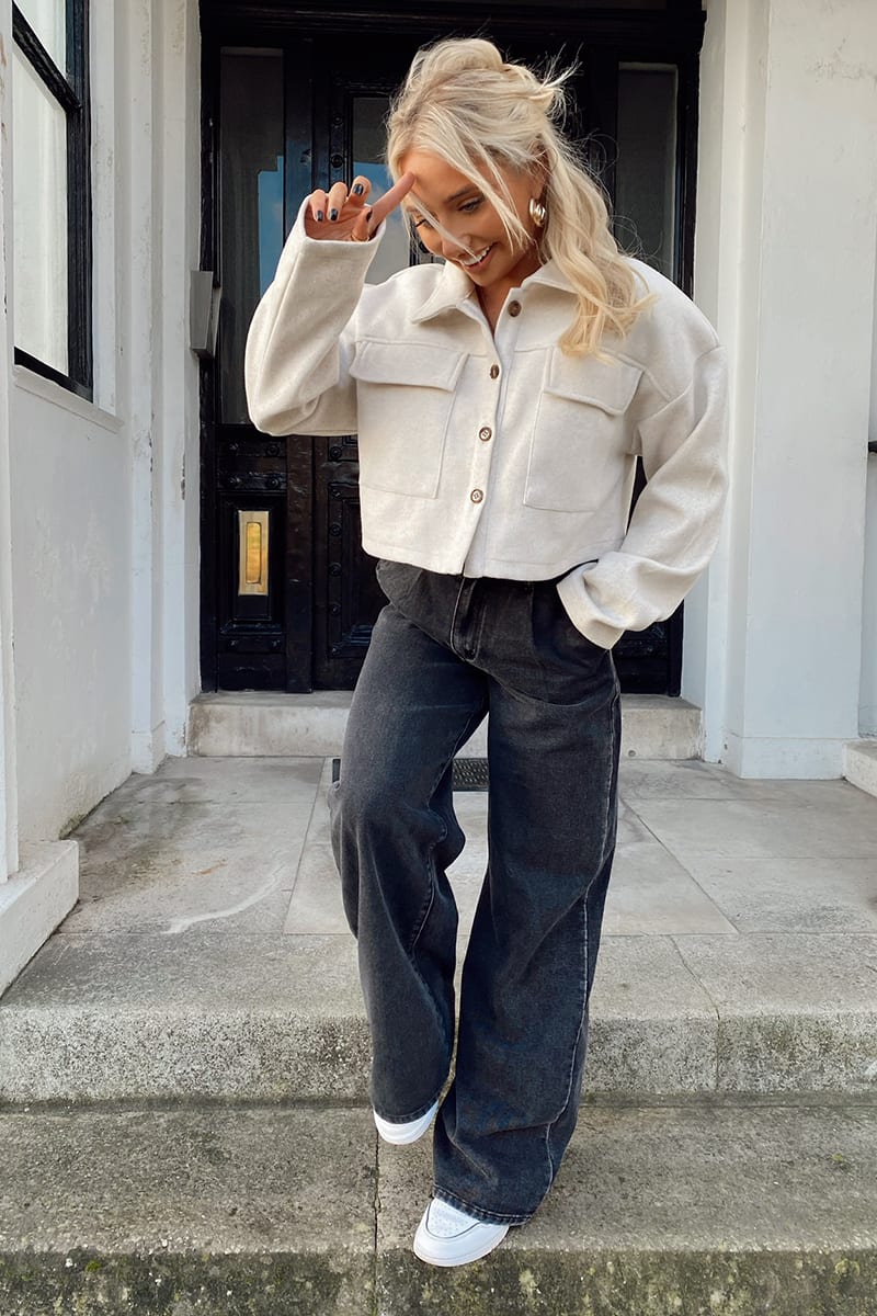 Як носити широкі трендові джинси і виглядати жіночно: дві головні особливості - today.ua