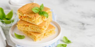 Заливний пиріг з капустою - ситний рецепт із простих продуктів до сніданку, обіду чи вечері - today.ua