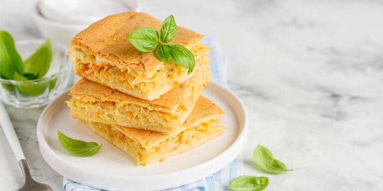 Заливний пиріг з капустою - ситний рецепт із простих продуктів до сніданку, обіду чи вечері - today.ua