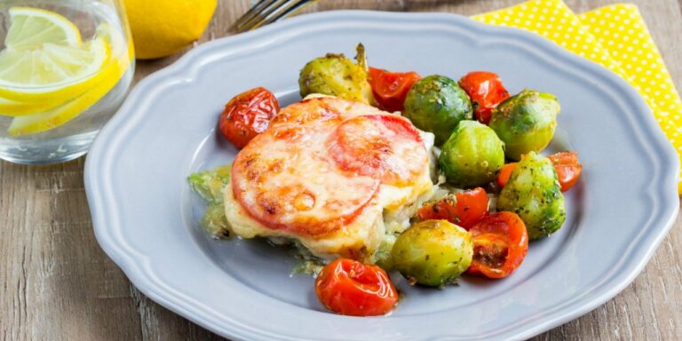 Как вкусно запечь рыбу с помидорами и сыром: простой рецепт на любой случай - today.ua