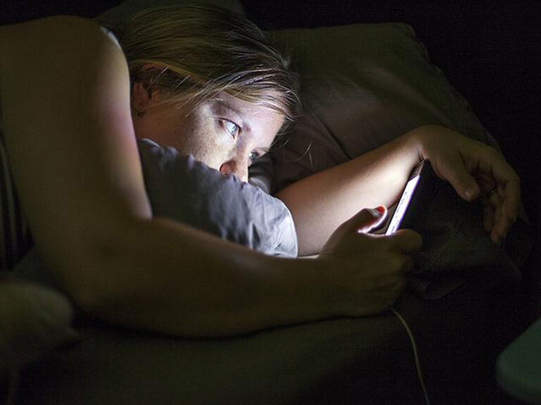 Ученые рассказали правду о смартфоне под подушкой: опасно ли это для организма - today.ua