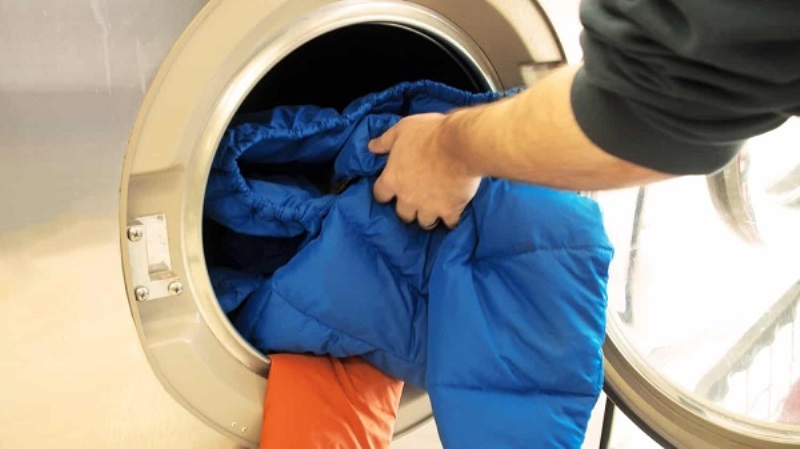 Как постирать пуховик в стиральной машине, чтобы вещь не потеряла форму 