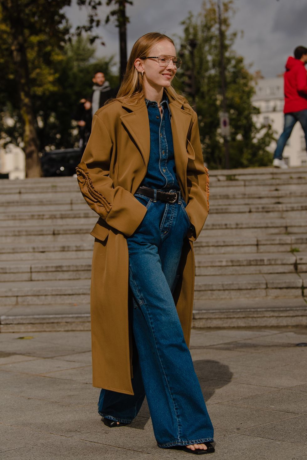 Как носить трендовые широкие джинсы и выглядеть женственно: две главные особенности