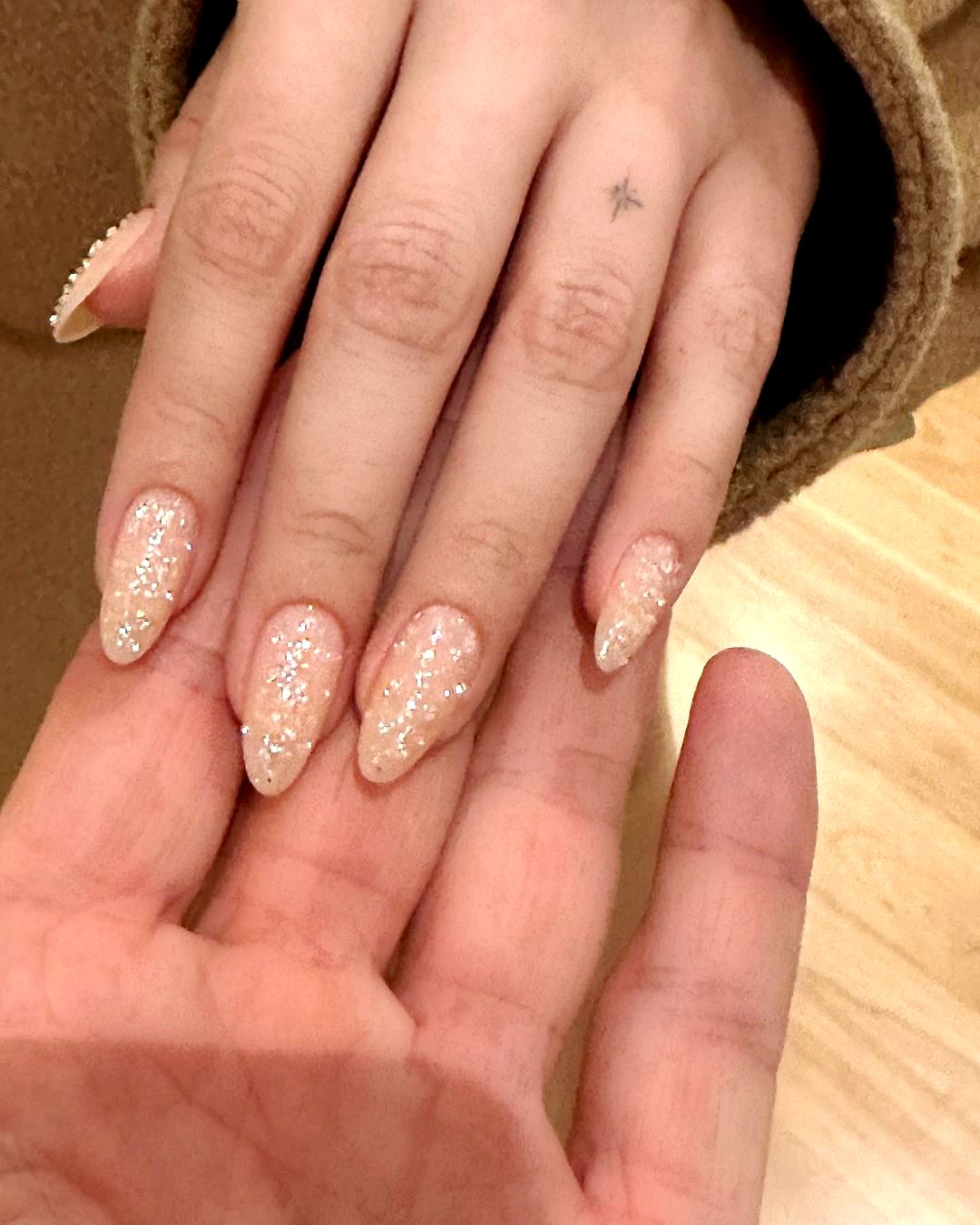 Трендовый маникюр января 2023: Селена Гомес показала самые модные ногти месяца 